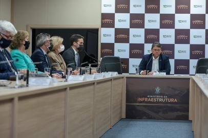 Reunião entre o governador Eduardo Leite e o ministro da Infraestrutura, Tarcísio Freitas. Na pauta, estadualização de trecho da BR-470, entre Carlos Barbosa e Bento Gonçalves<!-- NICAID(15010532) -->