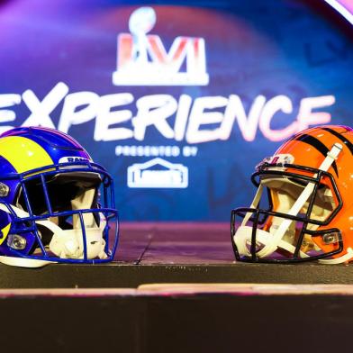 Super Bowl Experience Presented By Lowes Media PreviewLOS ANGELES, CALIFORNIA - FEBRUARY 04: Helmets from the Los Angeles Rams and the Cincinnati Bengals are seen during a press preview of the Super Bowl Experience Presented by Lowes at Los Angeles Convention Center on February 04, 2022 in Los Angeles, California.   Rich Fury/Getty Images/AFP (Photo by Rich Fury / GETTY IMAGES NORTH AMERICA / Getty Images via AFP)Editoria: ACELocal: Los AngelesIndexador: RICH FURYSecao: celebrityFonte: GETTY IMAGES NORTH AMERICA<!-- NICAID(15011009) -->