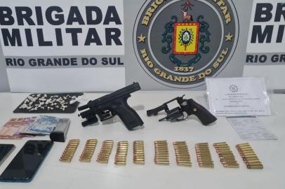 Armas e drogas são apreendidas em Guaporé<!-- NICAID(15011075) -->