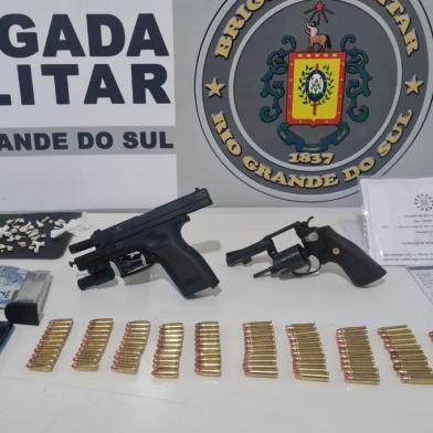 Armas e drogas são apreendidas em Guaporé<!-- NICAID(15011075) -->