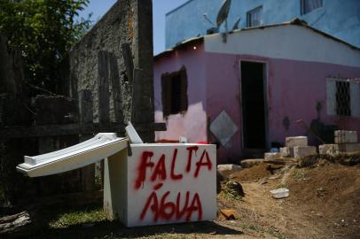 PORTO ALEGRE, RS, BRASIL, 10-02-2022: Falta de água no bairro São José faz com que prefeitura decrete situação de emergência no local. (FOTO FÉLIX ZUCCO/AGÊNCIA RBS, Editoria de Notícias).<!-- NICAID(15012049) -->