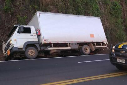 A Polícia Rodoviária Federal prendeu um caminhoneiro que se acidentou dirigindo embriagado na BR 386, em Pouso Novo, na tarde desta quinta-feira. O resultado do bafômetro foi 30 vezes maior que o suficiente para ser considerado infração.<!-- NICAID(15013387) -->