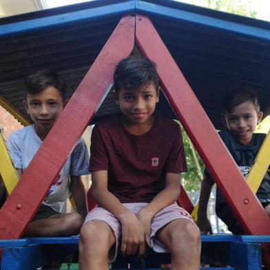 CAXIAS DO SUL, RS, BRASIL (11/02/2022)Opiniões divididas na volta as aulas: o que argumentam os pais de crianças vacinadas e não vacinadas. João Gabriel Uarth 12 anos e os irmãos os gêmeos Rafael e Bruno 9 anos. O adolescente foi vacinado, e os mais novos ainda não fizeram a vacina. (Antonio Valiente/Agência RBS)<!-- NICAID(15013669) -->