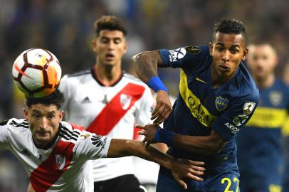 River Plates Milton Casco (L) and Boca Juniors Colombian Sebastian Villa vie for the ball during the second leg match of their all-Argentine Copa Libertadores final, at the Santiago Bernabeu stadium in Madrid, on December 9, 2018. (Photo by Gabriel BOUYS / AFP)Editoria: SPOLocal: MadridIndexador: GABRIEL BOUYSSecao: soccerFonte: AFPFotógrafo: STF<!-- NICAID(13868147) -->