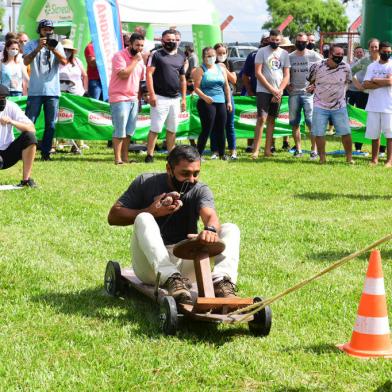 Registro dos Jogos Coloniais da Festa da Uva, etapa Fazenda Souza. <!-- NICAID(15010225) -->