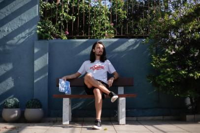 Porto Alegre, RS, Brasil - 11/02/2022 - Gabriel Borges, 22 anos, tirou nota mil na redação do Enem (ele é professor do MeSalva e fez a prova para testar como seria a experiência dos alunos). (Foto: Anselmo Cunha/Agência RBS)<!-- NICAID(15014489) -->