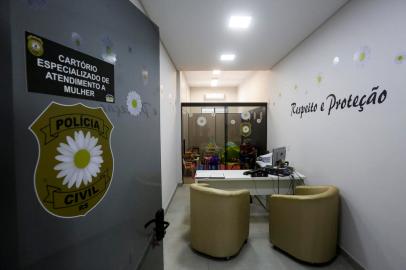 CAPAO DA CANOA, RS, BRASIL, 11-02-2022: Cartório Especializado de Atendimento a Mulher - Sala das Margaridas. Inauguraçãoo da nova sede da Delegacia de Policia de Capao da Canoa, no litoral norte. Entre as autoridades presentes, estão o governador do RS, Eduardo Leite, o vice Ranolfo Vieira Junior, a chefe de Policia do RS, delegada Nadine Anflor, e a presidente do TJRS, desembargadora Iris Helena Medeiros Nogueira. (Foto: Mateus Bruxel / Agencia RBS)Indexador: Mateus Bruxel<!-- NICAID(15014461) -->