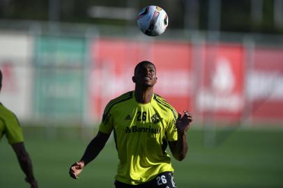 O centroavante Wesley Moraes participa de treino do Inter no CT Parque Gigante.<!-- NICAID(15001865) -->