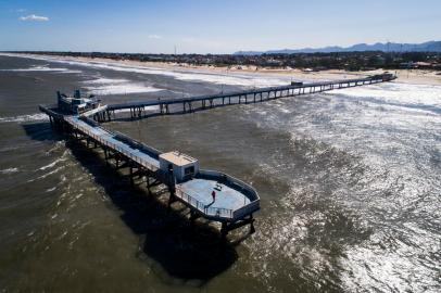 XANGRI-LA, RS, BRASIL, 14-02-2022: Situação da plataforma de pesca de Atlântida. Estrutura deveria ter passado por reforma, mas houve atraso na obra. (Foto: Mateus Bruxel / Agencia RBS)<!-- NICAID(15016502) -->