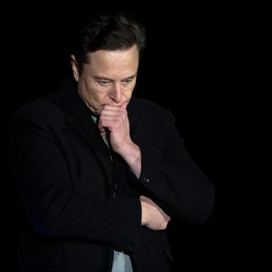 Elon Musk pauses and looks down as he speaks during a press conference at SpaceXs Starbase facility near Boca Chica Village in South Texas on February 10, 2022. - Billionaire entrepreneur Elon Musk delivered an eagerly-awaited update on SpaceXs Starship, a prototype rocket the company is developing for crewed interplanetary exploration. (Photo by JIM WATSON / AFP)<!-- NICAID(15016733) -->