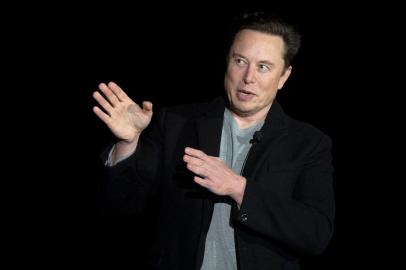 Elon Musk pauses and looks down as he speaks during a press conference at SpaceXs Starbase facility near Boca Chica Village in South Texas on February 10, 2022. - Billionaire entrepreneur Elon Musk delivered an eagerly-awaited update on SpaceXs Starship, a prototype rocket the company is developing for crewed interplanetary exploration. (Photo by JIM WATSON / AFP)<!-- NICAID(15016735) -->