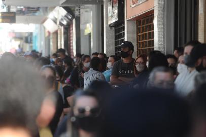 CAXIAS DO SUL, RS, BRASIL (15/02/2022)Muita fila para atendimento na central de matrículas. (Antonio Valiente/Agência RBS)<!-- NICAID(15016751) -->