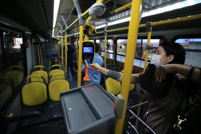 PORTO ALEGRE,MRS,BRASIL.2022,02,15.Primeira viagem de ônibus sem cobrador,da linha 7052, muitos passageiros estranharam e sentiram a falta do cobrador, e alguns comentavam entre si que cobrador fantasma, o motoritas Claudir Balestrin, ha 40 ano motorista se virou nos trinta, recebendo e dando troco para os passageiros.(RONALDO BERNARDI/AGENCIA RBS).<!-- NICAID(15016769) -->