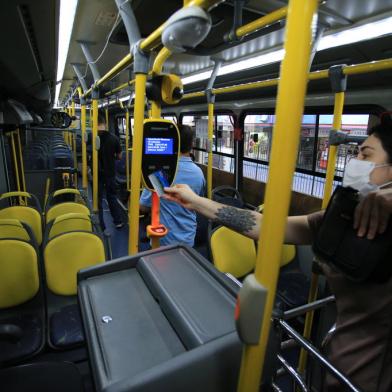 PORTO ALEGRE,MRS,BRASIL.2022,02,15.Primeira viagem de ônibus sem cobrador,da linha 7052, muitos passageiros estranharam e sentiram a falta do cobrador, e alguns comentavam entre si que cobrador fantasma, o motoritas Claudir Balestrin, ha 40 ano motorista se virou nos trinta, recebendo e dando troco para os passageiros.(RONALDO BERNARDI/AGENCIA RBS).<!-- NICAID(15016769) -->