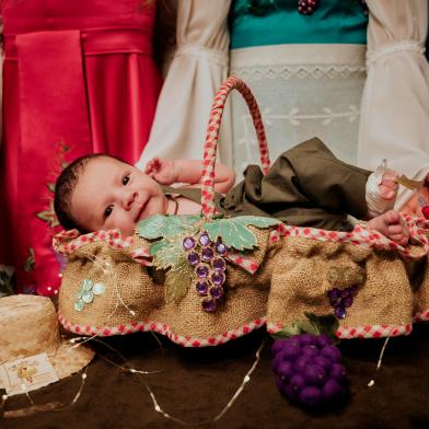 Sessão newborn dos bebês na UTI Neonatal do Hospital Geral faz alusão a Festa da Uva. As raiana Pricila Zanol e as princesas Bruna Mallmann e Bianca Ott participaram do ensaio. Na foto, Thomas do Nascimento Nunes da Silva.<!-- NICAID(15016866) -->