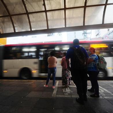 CAXIAS DO SUL, RS, BRASIL, 27/01/2022. Atendendo aos apelos de passageiros, a Secretaria Municipal de Trânsito, Transportes e Mobilidade (SMTTM) determinou à concessionária que se estabeleça novo reajuste de horários nas tabelas para o atendimento à comunidade.  12 itinerários terão maior oferta de ônibuA. (Porthus Junior/Agência RBS)Indexador:                                 <!-- NICAID(15000720) -->