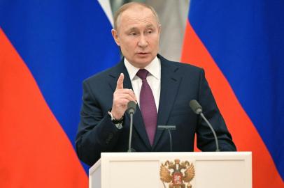 O presidente russo, Vladimir Putin, participa de uma coletiva de imprensa conjunta com o chanceler alemão após sua reunião sobre a segurança da Ucrânia no Kremlin, em Moscou, em 15 de fevereiro de 2022. - O Kremlin, no início de 15 de fevereiro de 2022, confirmou a retirada de algumas forças russas de As fronteiras da Ucrânia, mas disse que a medida foi planejada e enfatizou que a Rússia continuará a movimentar tropas pelo país como achar melhor. (Foto de Mikhail Klimentyev / Sputnik / AFP)<!-- NICAID(15017261) -->