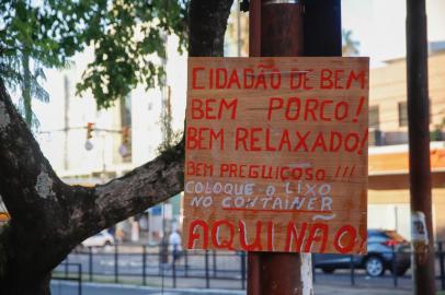 PORTO ALEGRE, RS, BRASIL - 15.02.2022 - Cartaz reclamando de sujeira na praça menino deus. (Foto: Anselmo Cunha/Agencia RBS)<!-- NICAID(15017555) -->