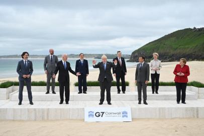 L-R) Canadas Prime Minister Justin Trudeau, President of the European Council Charles Michel, US President Joe Biden, Japans Prime Minister Yoshihide Suga, Britains Prime Minister Boris Johnson, Italys Prime minister Mario Draghi, Frances President Emmanuel Macron, President of the European Commission Ursula von der Leyen and Germanys Chancellor Angela Merkel pose for the family photo at the start of the G7 summit in Carbis Bay, Cornwall on June 11, 2021. - G7 leaders from Canada, France, Germany, Italy, Japan, the UK and the United States meet this weekend for the first time in nearly two years, for three-day talks in Carbis Bay, Cornwall. (Photo by Leon Neal / POOL / AFP)Editoria: POLLocal: Carbis BayIndexador: LEON NEALSecao: politics (general)Fonte: POOLFotógrafo: STF<!-- NICAID(14807137) -->