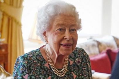 Britains Queen Elizabeth II (L) speaks with incoming Defence Service Secretaries Major General Eldon Millar (R) during an in-person audience at the Windsor Castle, in Windsor, on February 16, 2022. (Photo by Steve Parsons / POOL / AFP)<!-- NICAID(15018313) -->