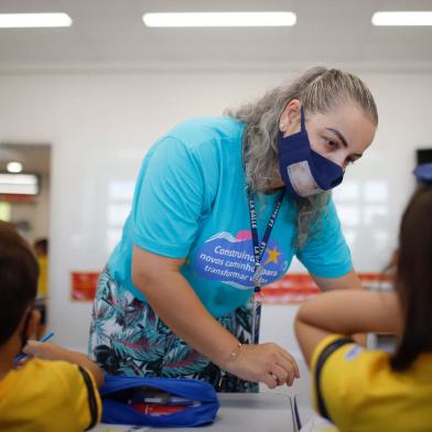 PORTO ALEGRE, RS, BRASIL - 15.02.2022 - Pauta sobre o desafio de alfabetizar crianças usando máscaras. Na imagem, aula no colégio La Salle Santo Antônio, onde são usadas máscaras transparentes para facilitar o processo. (Foto: Anselmo Cunha/Agencia RBS)<!-- NICAID(15017284) -->