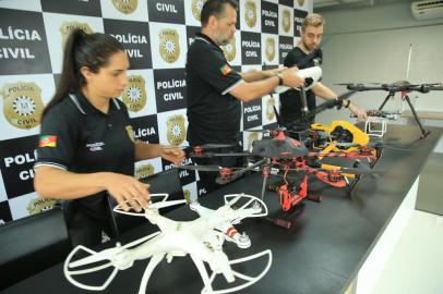 Porto Alegre,  RS, BRASIL,  17/02/2022-  Operação do DEIC e da Polícia Civil em Eldorado do Sul, para prender piloto de drone responsável por transportar armas, celulares e dinheiro para dentro do sistema prisional. Piloto efetuou mais de 500 voos. Na foto, apreensões apresentadas no prédio do DEIC.  Foto: Ronaldo Bernardi / Agencia RBS<!-- NICAID(15018802) -->