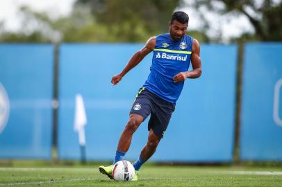 RS - FUTEBOL/ PRE-TEMPORADA GREMIO 2022 - ESPORTES - Jogadores do Gremio realizam treinamento tÃ©cnico durante a tarde desta quarta-feira, no CT Presidente Helio Dourado, na Pre-Temporada 2022. FOTO: LUCAS UEBEL/GREMIO FBPANa foto: Thiago Santos, volante do Grêmio<!-- NICAID(14997606) -->