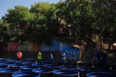 PORTO ALEGRE, RS, BRASIL - 17.02.2022 - Caixas dágua no Morro da Cruz. (Foto: Anselmo Cunha/Agencia RBS)<!-- NICAID(15019548) -->