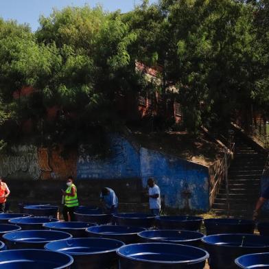 PORTO ALEGRE, RS, BRASIL - 17.02.2022 - Caixas dágua no Morro da Cruz. (Foto: Anselmo Cunha/Agencia RBS)<!-- NICAID(15019548) -->