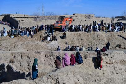 Afghan people gather as  rescuers try to reach and rescue a boy trapped for two days down a well in a remote southern Afghan village of Shokak, in Zabul province about 120 Kms from Kandahar on February 17, 2022. (Photo by Javed TANVEER / AFP)Editoria: DISLocal: KandaharIndexador: JAVED TANVEERSecao: childrenFonte: AFPFotógrafo: STR<!-- NICAID(15020153) -->