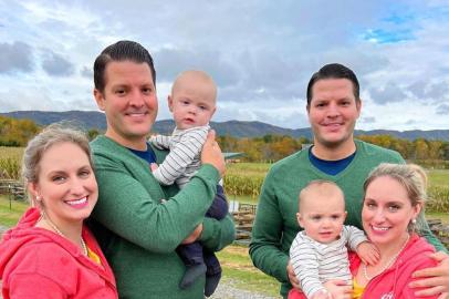 Os irmãos gêmeos idênticos Josh e Jeremy Salyers são casados com as também gêmeas iguais Brittany e Briana, e deram à luz a filhos idênticos com um mês de diferença. A família detalha suas rotinas nas redes sociais.<!-- NICAID(15020557) -->