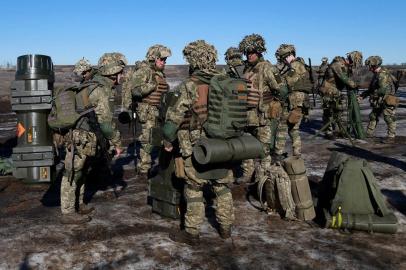 Militares ucranianos em zona próxima à Ucrânia