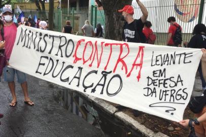 ***EM BAIXA***PORTO ALEGRE, Estudantes, professores e servidores da UFRGS fazem protesto durante visita do ministro da educação, Milton Ribeiro. Foto: Ronaldo Bernardi / Agencia RBS<!-- NICAID(15022578) -->