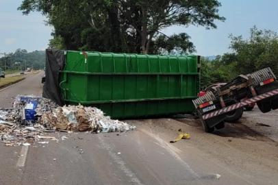 Caminhão com carga de reciclados tombado na RS-122, km 11, em São Sebastião do Caí. Sem feridos<!-- NICAID(15022728) -->