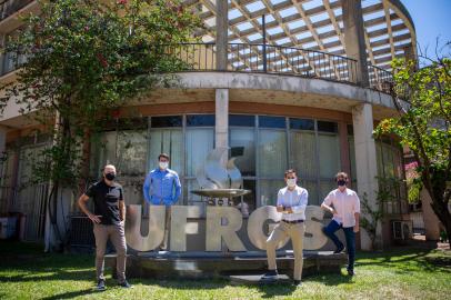 PORTO ALEGRE, RS, BRASIL - Membros e fundadores da EA (Escola de Administração) Angels, uma associação de ex-alunos da Escola de Administração da UFRGS que são investidores-anjo, focados em ajudar startups e investir em ideias que partem de alunos da Universidade.Ricardo Hoerde (camiseta preta), Luan Spencer (camiseta branca), Erick Kleepank (azul) e Felipe Herberts (rosa).Indexador: Jefferson Botega<!-- NICAID(15018230) -->