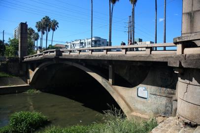 PORTO ALEGRE, RS, BRASIL - 2022.02.14 - Estado das pontes na Avenida Ipiranga, prefeitura deve restaurar. Na foto: Ponte da João Pessoa (Foto: ANDRÉ ÁVILA/ Agência RBS)<!-- NICAID(15016310) -->