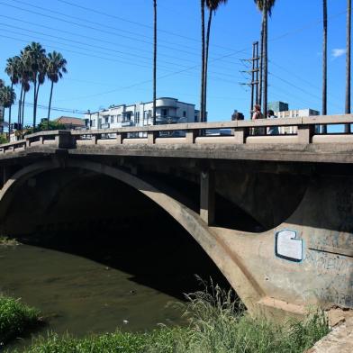 PORTO ALEGRE, RS, BRASIL - 2022.02.14 - Estado das pontes na Avenida Ipiranga, prefeitura deve restaurar. Na foto: Ponte da João Pessoa (Foto: ANDRÉ ÁVILA/ Agência RBS)<!-- NICAID(15016310) -->