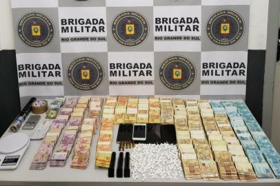 A Brigada Militar apreendeu mais de R$ 134 mil em uma ação contra o tráfico de drogas em Caxias do Sul na noite de segunda-feira (21). O flagrante foi feito pelo 4º Batalhão de Choque, após uma denúncia sobre um homem que guardaria o dinheiro de um grupo criminoso. Segundo a BM, um casal foi preso por tráfico de drogas e posse de munições.<!-- NICAID(15023465) -->