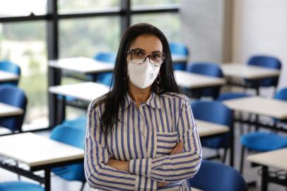 Porto Alegre, RS, Brasil, 18-02-2022: A enfermeira Janaína de Oliveira Ribeiro Avancini Pinheiro, 41 anos, na Unisinos, onde estuda. Durante o curso de mestrado, ela e outra colega desenvolveram um projeto que recebeu prêmio de empreendedorismo: uma pulseira para aferir pressão de grávidas hipertensas. (Foto: Mateus Bruxel / Agência RBS)Indexador: Mateus Bruxel<!-- NICAID(15020896) -->