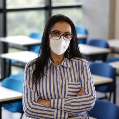 Porto Alegre, RS, Brasil, 18-02-2022: A enfermeira Janaína de Oliveira Ribeiro Avancini Pinheiro, 41 anos, na Unisinos, onde estuda. Durante o curso de mestrado, ela e outra colega desenvolveram um projeto que recebeu prêmio de empreendedorismo: uma pulseira para aferir pressão de grávidas hipertensas. (Foto: Mateus Bruxel / Agência RBS)Indexador: Mateus Bruxel<!-- NICAID(15020896) -->