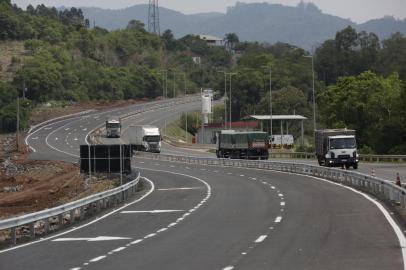 Marques de Souza, RS, Brasil, 22-02-2022: Trecho duplicado da BR-386 entre o km325 e o km332. Em alguns locais, operários ainda trabalham na via. A obra integra parte dos primeiros 20 quilômetros da nova duplicação da rodovia. A concessionária CCR ViaSul mantém compromisso de entregar o trecho pronto até fevereiro de 2023. (Foto: Mateus Bruxel / Agência RBS)<!-- NICAID(15023425) -->