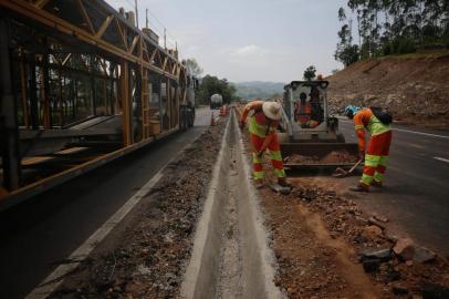 Marques de Souza, RS, Brasil, 22-02-2022: Trecho duplicado da BR-386 entre o km325 e o km332. Em alguns locais, operários ainda trabalham na via. A obra integra parte dos primeiros 20 quilômetros da nova duplicação da rodovia. A concessionária CCR ViaSul mantém compromisso de entregar o trecho pronto até fevereiro de 2023. (Foto: Mateus Bruxel / Agência RBS)Indexador: Mateus Bruxel<!-- NICAID(15023434) -->