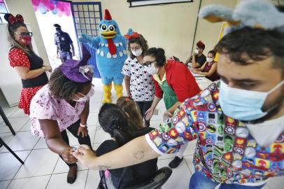 Viamão, RS, BRASIL,  23/02/2022- Diferentes cidades têm estratégias criativas pra aumentar a adesão das crianças à vacinação. Viamão descentralizou a aplicação, faz em escolas e os professores se fantasiam pra receber os seus estudantes e amenizar o medo da injeção. Na foto: Escola Municipal de Ensino Fundamental Frederico Dihl.  Foto: Lauro Alves  / Agencia RBS<!-- NICAID(15024241) -->