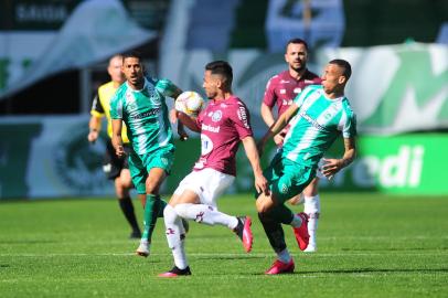 CAXIAS DO SUL, RS, BRASIL, 23/07/2020. Juventude x Caxias, clássico Ca-Ju 284, jogo válido pela quarta rodada da Taça Francisco Novelletto Neto, segundo turno do Campeonato Gaúcho (Gauchão 2020). Realizado no estádio Alfredo Jaconi. O campeonato retorna após quatro meses parado devido a pandemia do coronavírus. (Porthus Junior/Agência RBS)<!-- NICAID(14551580) -->