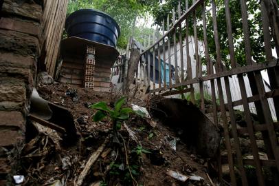 PORTO ALEGRE, RS, BRASIL, 23-02-2022: Caixa dagua na casa de Daiane em situacao precaria. Moradores do bairro Sao Jose sofrem ha semanas sem agua. Prefeitura distribuiu reservatorios, mas em alguns casos a instalacao foi precaria ou nao houve instalacao das caixas dagua. A populacao segue sem agua. (Foto: Mateus Bruxel / Agencia RBS)Indexador: Mateus Bruxel<!-- NICAID(15024584) -->