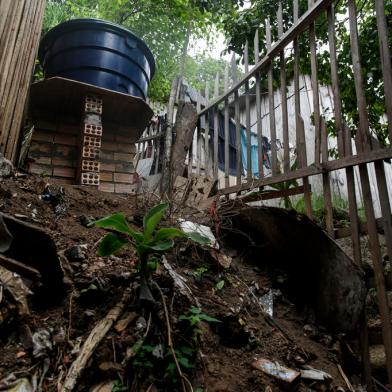 PORTO ALEGRE, RS, BRASIL, 23-02-2022: Caixa dagua na casa de Daiane em situacao precaria. Moradores do bairro Sao Jose sofrem ha semanas sem agua. Prefeitura distribuiu reservatorios, mas em alguns casos a instalacao foi precaria ou nao houve instalacao das caixas dagua. A populacao segue sem agua. (Foto: Mateus Bruxel / Agencia RBS)Indexador: Mateus Bruxel<!-- NICAID(15024584) -->