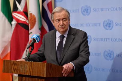 O secretário-geral da ONU, Antonio Guterres, fala durante uma entrevista coletiva na sede das Nações Unidas em Nova York em 22 de fevereiro de 2022. - Guterres pediu na terça-feira que a Rússia cumpra integralmente a carta do órgão global, condenando o reconhecimento de Moscou da independência de duas regiões separatistas da Ucrânia. (Foto de ANGELA WEISS/AFP)<!-- NICAID(15024707) -->