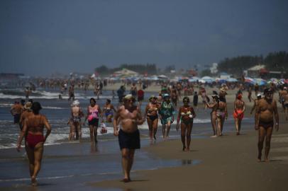 Capão da Canoa, RS, BRASIL,  24/02/2022- Com céu azul e sol, Capão da Canoa tem quinta-feira com praia cheia. Foto: Félix Zucco / Agencia RBS<!-- NICAID(15025577) -->