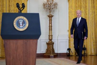 WASHINGTON, DC - FEBRUARY 24: U.S. President Joe Biden arrives to deliver remarks about Russias unprovoked and unjustified military invasion of neighboring Ukraine in the East Room of the White House on February 24, 2022 in Washington, DC. Biden announced a new round of sanctions against Russia after President Vladimir Putin launched an attack on Ukraine from the land, sea and air on Thursday.   Drew Angerer/Getty Images/AFP (Photo by Drew Angerer / GETTY IMAGES NORTH AMERICA / Getty Images via AFP)<!-- NICAID(15025749) -->