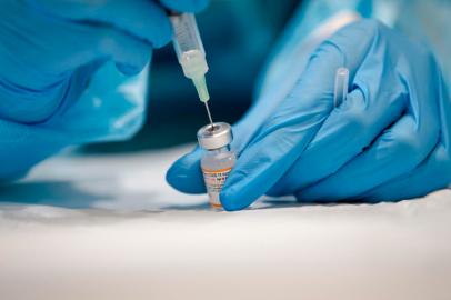 A nurse prepares the Pfizer-BioNTech Covid-19 vaccine for children for distribution in Montreal, Quebec on November 24, 2021. - Today is the first day that children are allowed to receive the version of the vaccine designed for children aged 5 to 11 years old in Canada. (Photo by Andrej Ivanov / AFP)Editoria: HTHLocal: MONTREALIndexador: ANDREJ IVANOVSecao: epidemic and plagueFonte: AFPFotógrafo: STR<!-- NICAID(14988435) -->